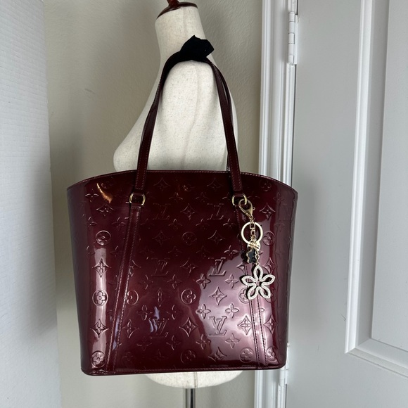 Louis Vuitton Vernis Amarante tote in pristine condition. Posh Authenticated - Picture 10 of 15